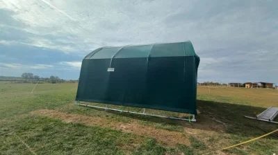 Mobilní pastevní přístřešek ALM 6x6m na stojnách – 1 měsíc starý